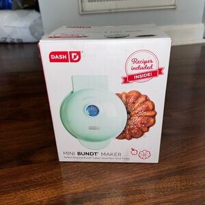 Dash Mini Bundt Maker in Mint Green